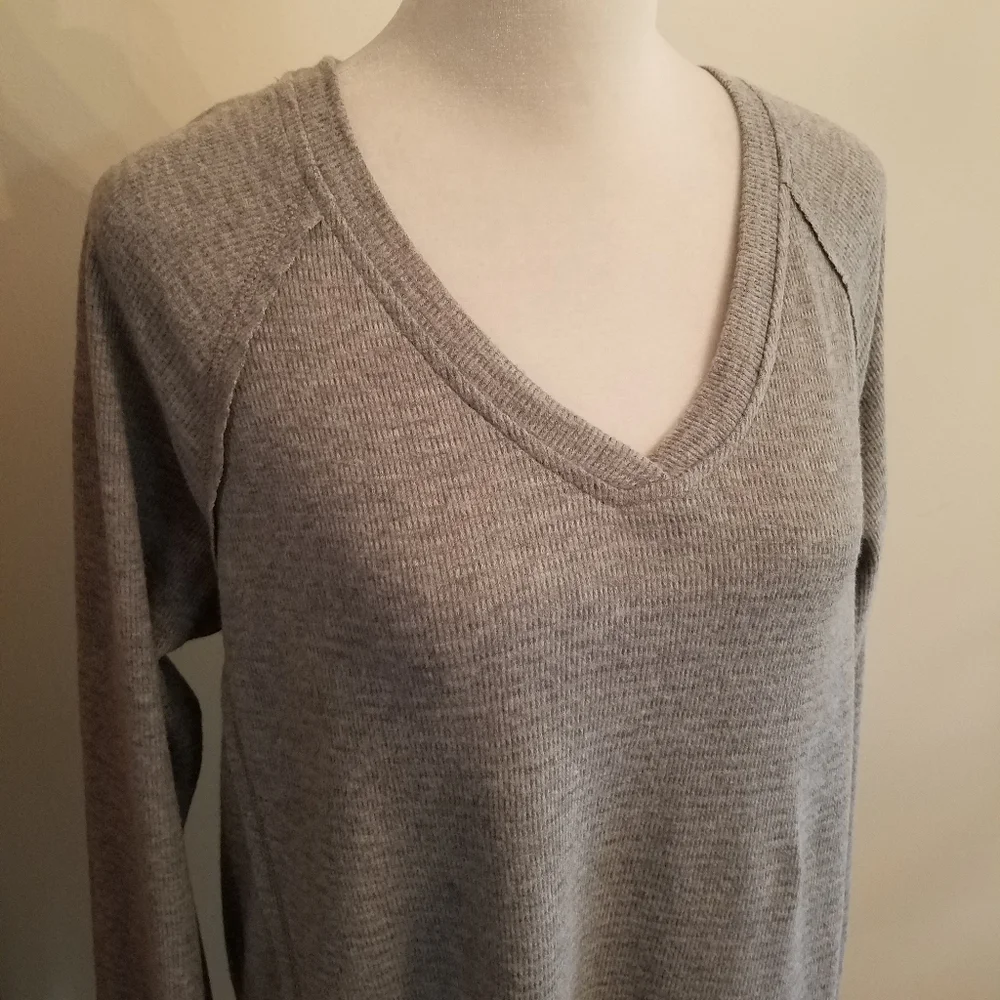 NEW Wildfox Haley V Neck Brushed V Neck Top Exposed Seams Gray Size Small
